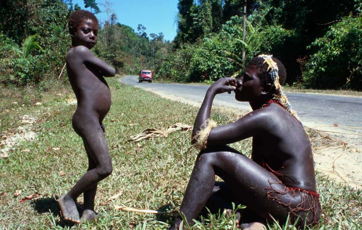 Una mujer y un niño Jarawa al lado de la Carretera Troncal Andamán