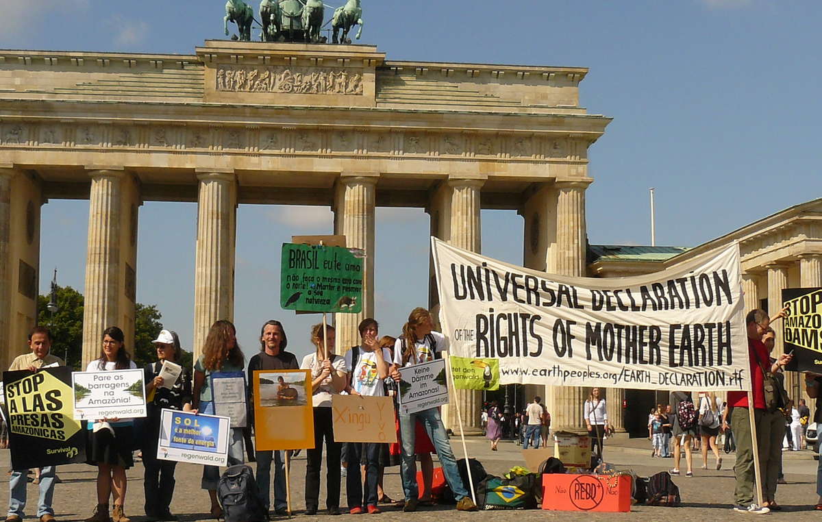 Demonstranten solidarisierten sich in Berlin mit den Protesten von Amazonas-Indianern gegen Belo Monte.