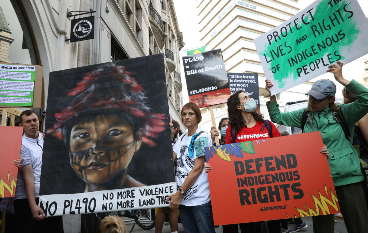 Manifestazione davanti all'ambasciata brasiliana a Londra nel giorno in cui la Corte Suprema inizia la votazione sul Marco Temporal.