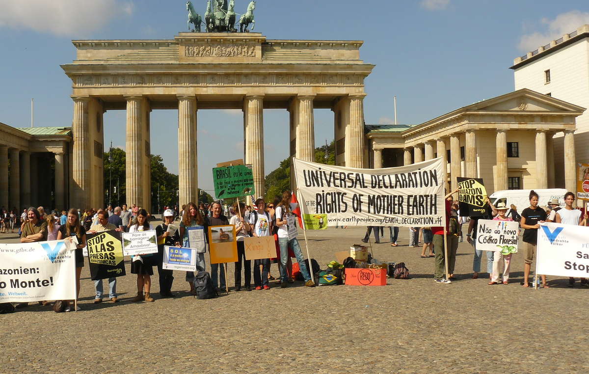 Demonstranten solidarisierten sich in Berlin mit den Protesten von Amazonas-Indianern gegen Belo Monte.