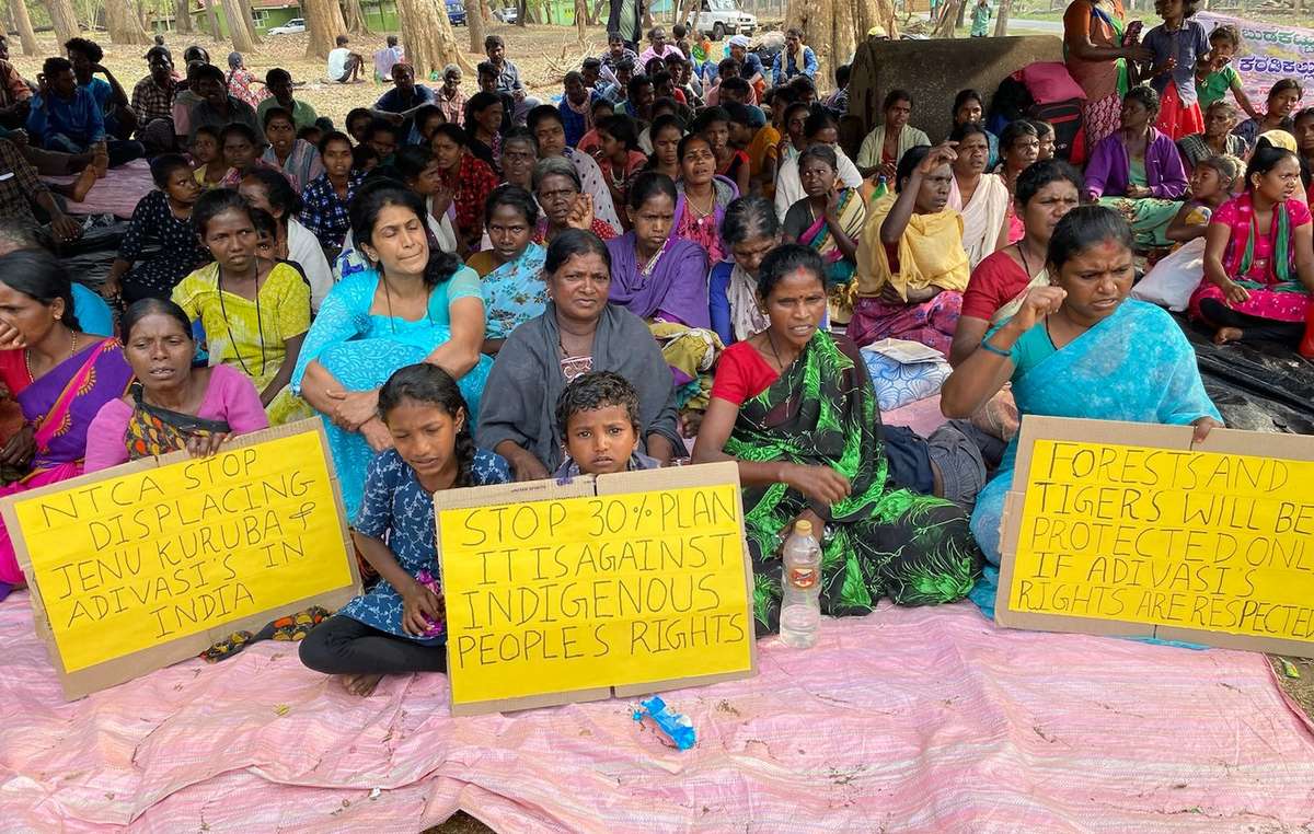 Die Jenu Kuruba zeigen Schilder während ihres Protests außerhalb des Nagarhole-Nationalparks in Indien, aus dem sie im Namen des „Naturschutzes“ vertrieben wurden.
