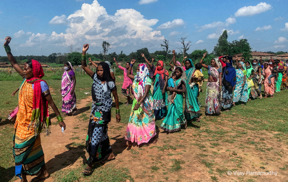 Gli Adivasi della foresta di Hasdeo protestano contro i piani di estrazione del carbone che distruggerebbero la loro foresta. Villaggio Fateppur, Chhattisgarh, India.