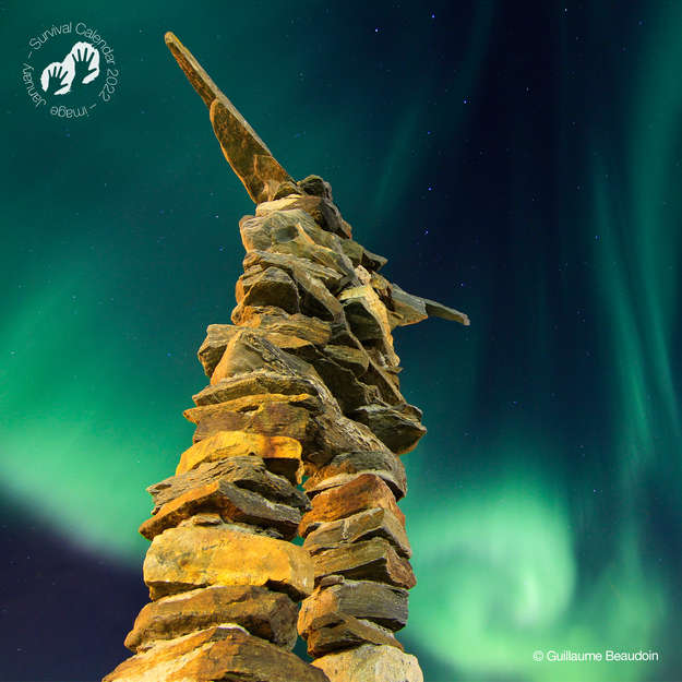 ᐃᓄᙳᐊᖅ, Kuujjuaq, Canada, 2010 - Nel paesaggio Artico, si stagliano contro il cielo grandi sculture di pietra che gli Inuit chiamano inunnguaq and inukshuk. L’inunnguaq ha la forma di una persona, mentre l’inukshuk è più spesso una pila verticale di rocce e viene utilizzato per guidare la navigazione e la caccia, come punto di coordinamento, centro di raccolta di messaggi e deposito di cibo. Nella cultura inuit, hanno un significato e un ruolo spirituale importanti. 