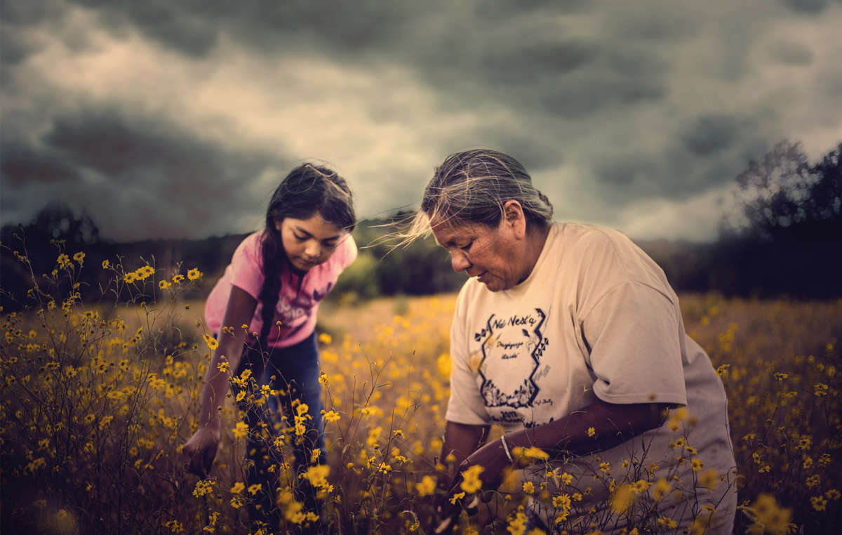 Twila Cassadore con la nipote, San Carlos Apache, USA, 2017. Immagine tratta dal film Gather di Sanjay Rawal.