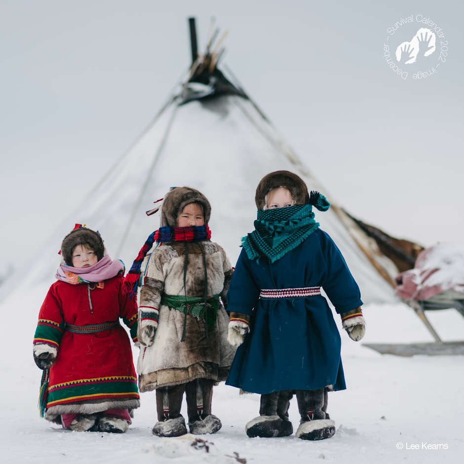 Bambini nenet, Russia, 2018 - In inverno, le temperature possono scendere a -50° e i Nenet usano la pelle di renna per fabbricarsi vestiti caldi. Gli uomini nenet indossano la ‘malitsa’, fatta con circa 4 pelli di renna, mentre le donne indossano la ‘yagushka’, che ne richiede invece 8. Entrambi usano stivali in pelle di renna alti fino ai fianchi e imbottiti con erba carice per assicurarsi il massimo del calore. Per i Nenet, le renne sono vita.
