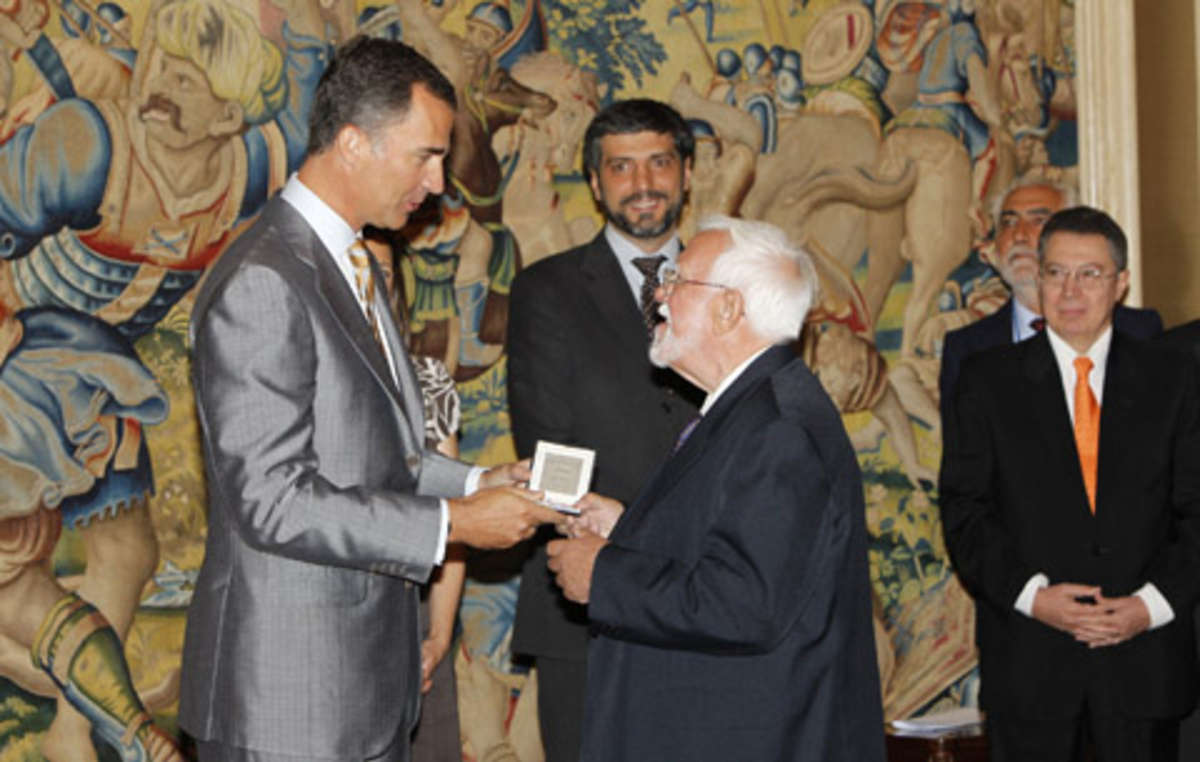 El Príncipe Felipe hace entrega del Premio Bartolomé de las Casas al padre Bartomeu Meliá.