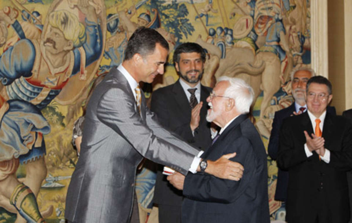 El padre Bartomeu Meliá recibe la enhorabuena del Príncipe de Asturias tras la entrega del premio Bartolomé de las Casas.