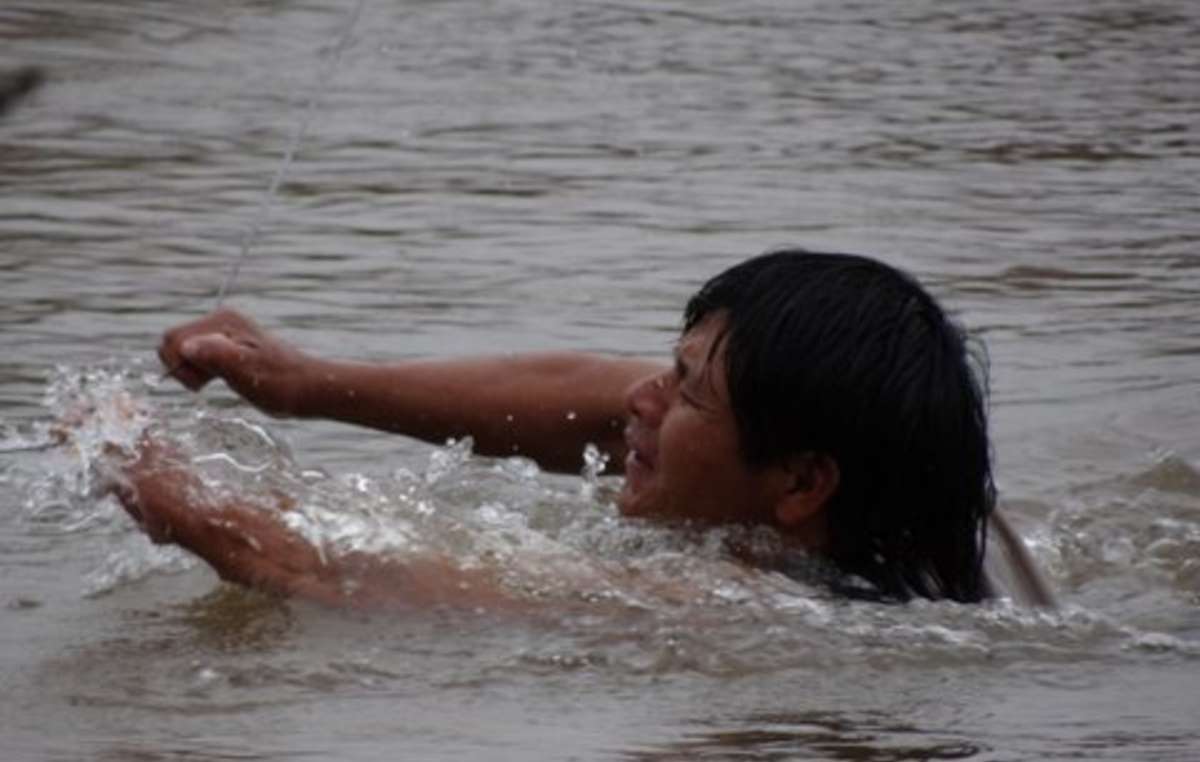 Diese Guarani sind gezwungen an einem dünnen Kabel eine gefährliche Flussüberquerung zu machen, um an Nahrungsmittel zu gelangen.