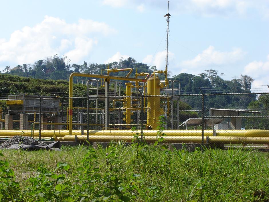 Le esplorazioni della Shell portarono alla scoperta dei giacimenti di gas Camisea. 

I suoi vasti depositi si estendono nella bassa valle del fiume Urubamba, nel cuore della Riserva Nahua-Nanti. Due gasdotti attraversano la foresta, diretti verso la costa del Pacifico.

L’estrazione del gas è iniziata nel 2004. Gestito da un consorzio di aziende tra cui Hunt Oil of Texas, la spagnola Repsol e l'argentina Pluspetrol, oggi Camisea è un progetto da 1,6 miliardi dollari.

