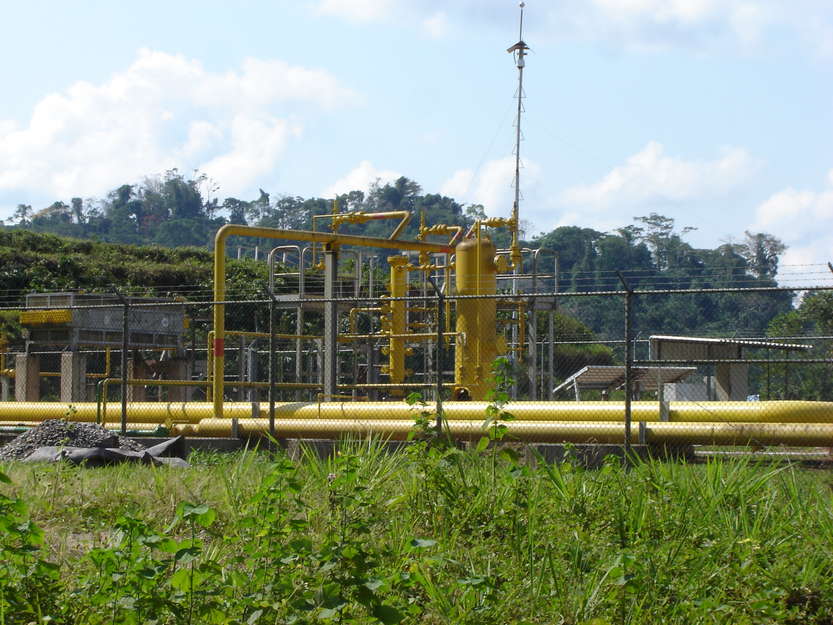 Les explorations de Shell ont mené à la découverte des gisements de gaz de Camisea.

Ces vastes gisements s'étendent de la vallée inférieure de l'Urubamba jusqu'au centre de la réserve Nahua-Nanti. Deux pipelines traversent la forêt jusqu'à la côte du Pacifique.

L'exploitation a commencé en 2004. Dirigé par un consortium de compagnies gazières, dont Hunt Oil (Etats-Unis) et Repsol (Espagne), et géré par la compagnie argentine Pluspetrol, Camisea est un projet de 1,6 milliards de dollars (1,3 milliards d'euros).
