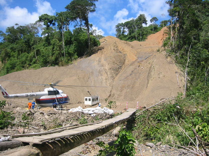 La construcción de un oleoducto como parte del proyecto Camisea se abre camino a través de la selva peruana.