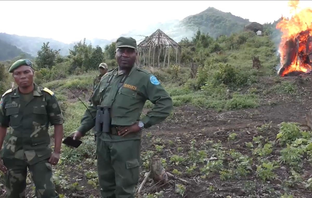 Innocent Mburanumwe (Mitte des Bildes), gegen den bereits 2019 wegen sexueller Belästigung und Gewalt ermittelt wurde, schildert die „freiwillige Umsiedlung“ von Batwa-Gemeinden in einem Imagefilm des Nationalparks.