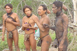 Quatre Ayoreo-Totobiegosode juste après leur premier contact en 2004. Ce sont les derniers Indiens à être entrés en contact avec le monde extérieur.