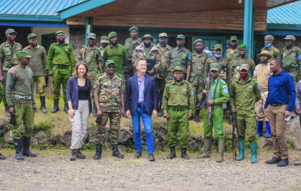 Der deutsche Botschafter Dr. Oliver Schnakenberg bei einem Besuch im Kahuzi-Biega Nationalpark im August 2021. Angaben des Parks zufolge brachte er „seine Bewunderung für die Arbeit der Ranger zum Ausdruck“. Der Besuch fand wenige Tage nach einer der Angriffswellen auf die Batwa statt.