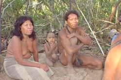 Famille totobiegosode juste après leur premier contact en 2004.