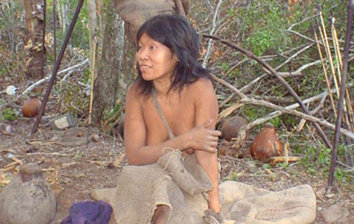 Guiejna, une femme ayoreo, le jour de son premier contact en 2004. Les membres de sa famille sont encore réfugiés dans la forêt.