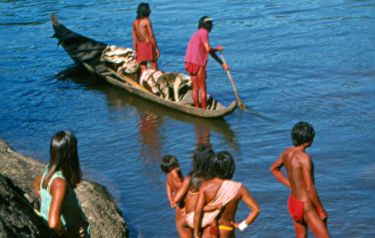 Aparai-Wajana-Indianer am Fluss