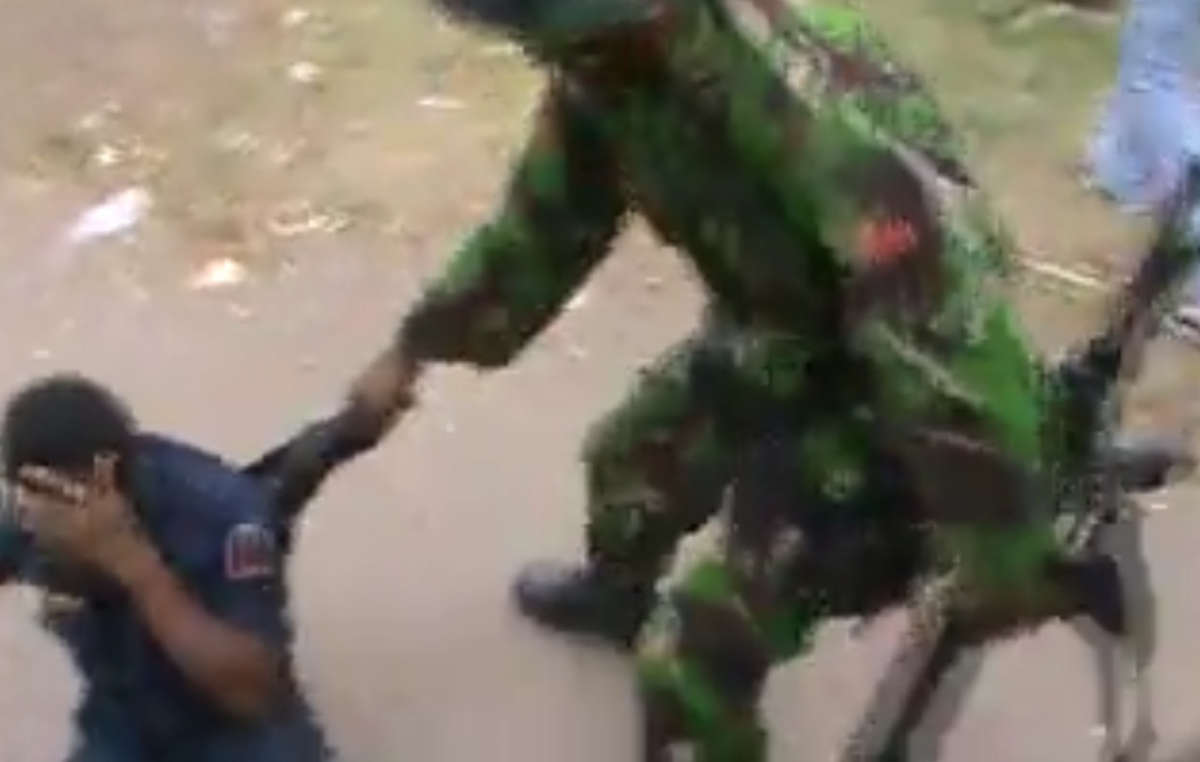 Escena del vídeo que muestra a un soldado indonesio golpeando a un civil.