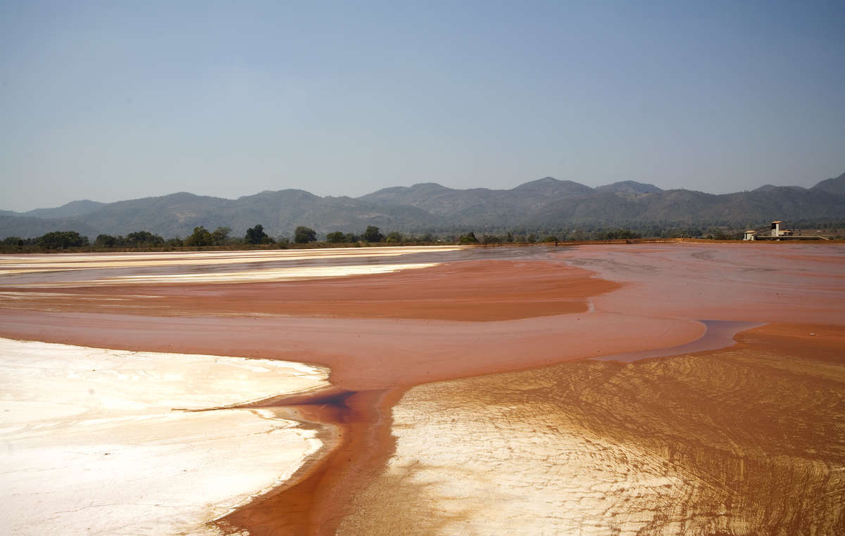 La bauxite est extraite par un procédé chimique qui permet de la séparer du sol. Les effluents toxiques qui se dégagent se déversent dans une fosse. Lanjigarh, Orissa, Inde.