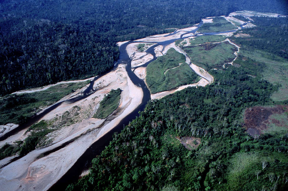La vallée de l'Ene, Pérou.


En 2003, des droits sur une partie de leur territoire, appelée parc national Otishi, ont été accordés aux Asháninka de la vallée de l'Ene.

En juin 2010, cependant, les gouvernements brésilien et péruvien ont signé un accord énergétique autorisant des compagnies brésiliennes à construire une série de grands barrages en Amazonie brésilienne, péruvienne et bolivienne. La même année, la construction d'un barrage a été arrêtée suite à une action en justice engagée par l'organisation asháninka CARE du rio Ene.

Le barrage, cependant, est toujours répertorié dans le projet énergétique du gouvernement. Le barrage de Pakitzapango de 2 000 mégawatts prévu au cœur de la vallée de l'Ene au Pérou pourrait encore déplacer plus de 10 000 Asháninka.

S'il venait a être construit, ce barrage inonderait les villages asháninka situés en amont et ouvrirait d'autres zones à l'exploitation forestière, à l'élevage de bétail, aux mines et aux plantations.