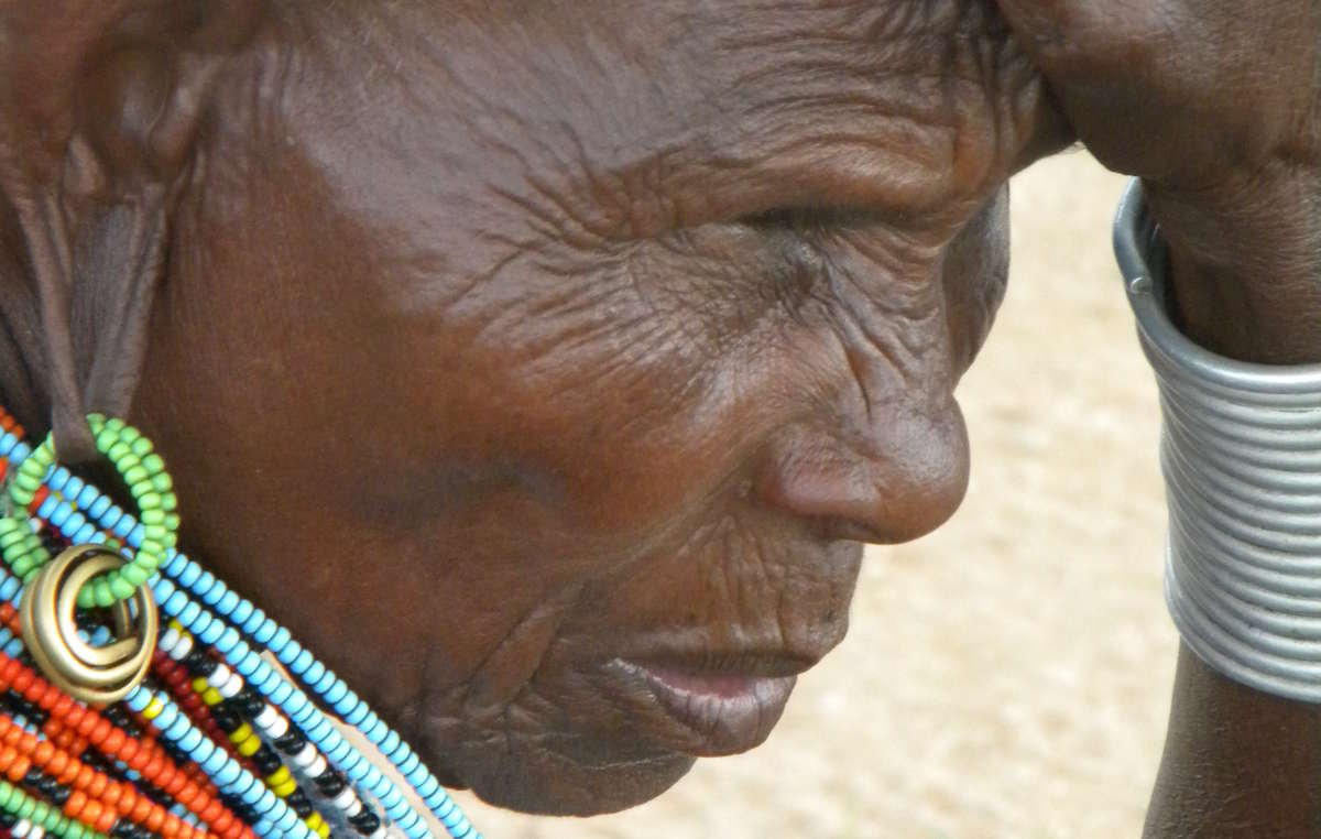 Un aîné samburu expulsé du district de Laikipia au Kenya.
