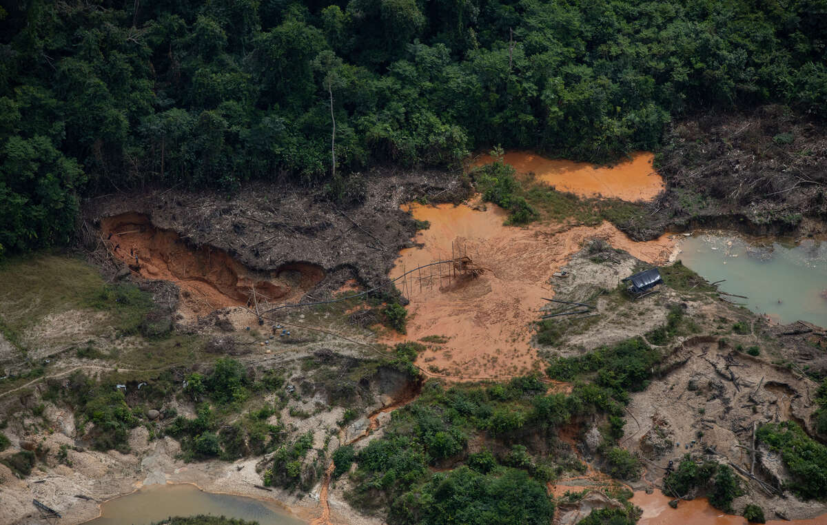 Destruição causada por garimpo ilegal na Terra Indígena Yanomami. Brasil, 2022.