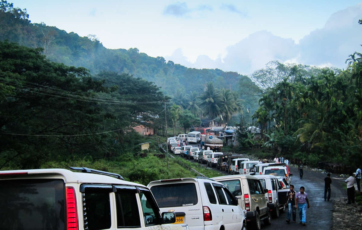 Fahrzeuge stehen Schlange, um das Jarawa-Reservat entlang der Andaman Trunk Road zu betreten