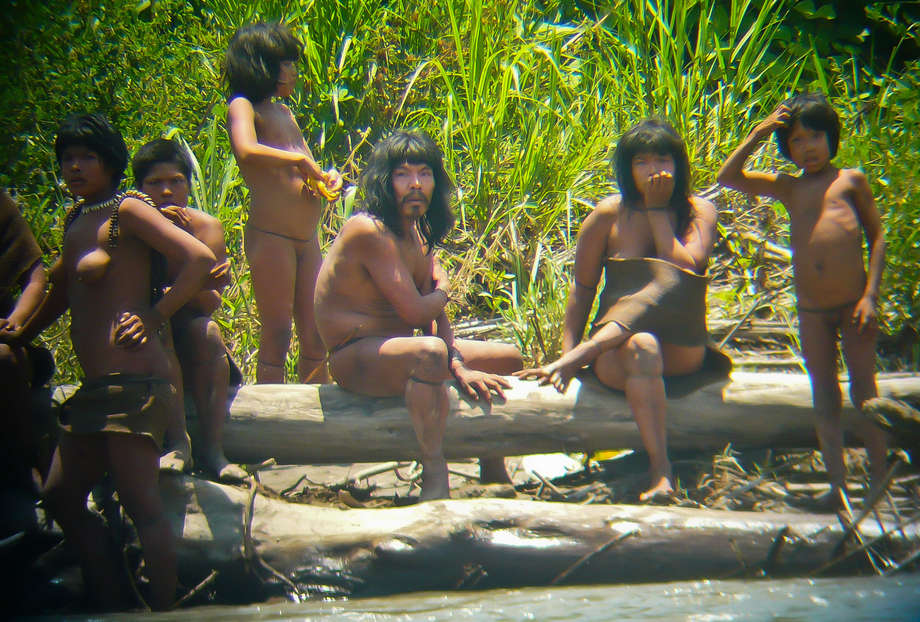 Povo indígena isolado Mashco-Piro na margem de um rio perto do Parque Nacional Manú, no Peru, 2011.