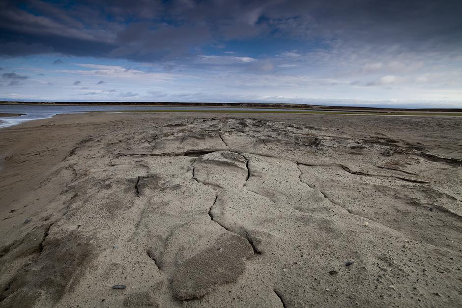 El derretimiento del permafrost ha provocado que se sequen algunos de los lagos de agua dulce de la tundra, lo que llevará a un descenso en el suministro de pesca de los nénets.

A medida que el hielo marino alrededor de la península también se derrite, el océano va quedando abierto al tráfico marítimo. Estos pasos en el Ártico son potenciales vías de acceso para el comercio entre Asia, Europa y Norteamérica. En 2011 el petrolero Vladimir Tikhonov se convirtió en el barco más grande en navegar a través del Paso del Noreste.