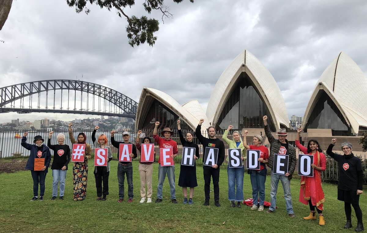 Protesta davanti alla Sidney Opera House, in Australia, nella giornata di mobilitazione internazionale contro i piani del governo indiano per estrarre carbone dalla foresta di Hasdeo.