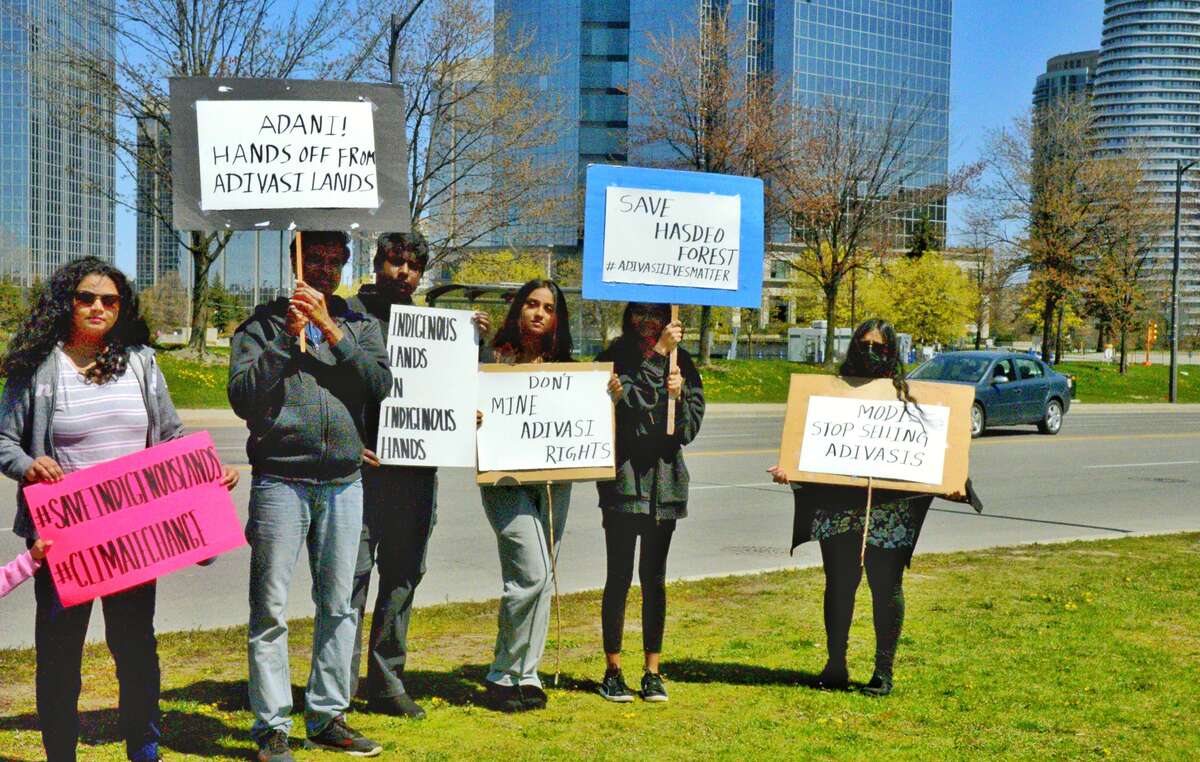 Proteste a Toronto, Canada, nella giornata di mobilitazione internazionale per salvare la foresta di Hasdeo, in India.