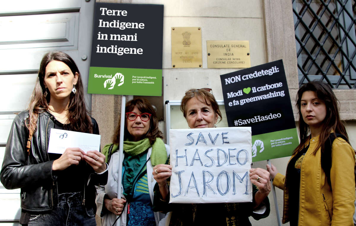 Proteste a Milano davanti al Consolato Indiano. Una delegazione di Survival e della ONG Jarom ha consegnato una lettera alle autorità indiane di Milano.