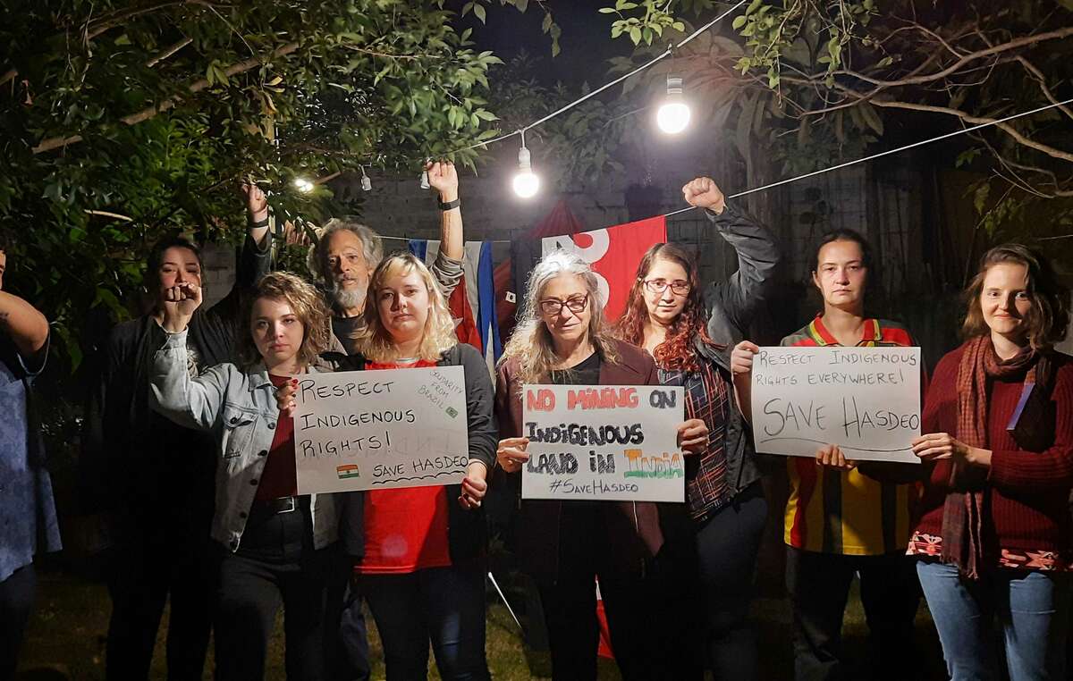 Demonstrierende in Porto Alegre, Brasilien, während des weltweiten Aktiontages gegen den Kohleabbau im Hasdeo-Wald, Indien.