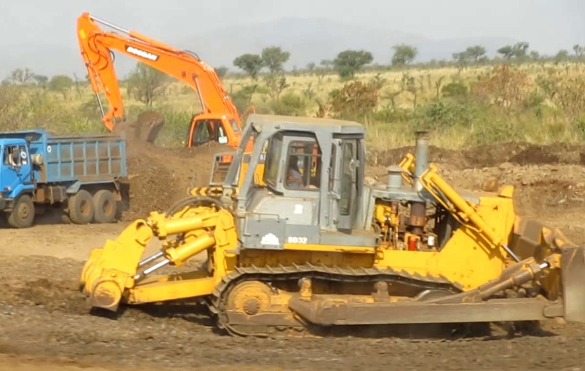 Photo inédite d'un bulldozer ouvrant une route vers les plantations de canne à sucre.
