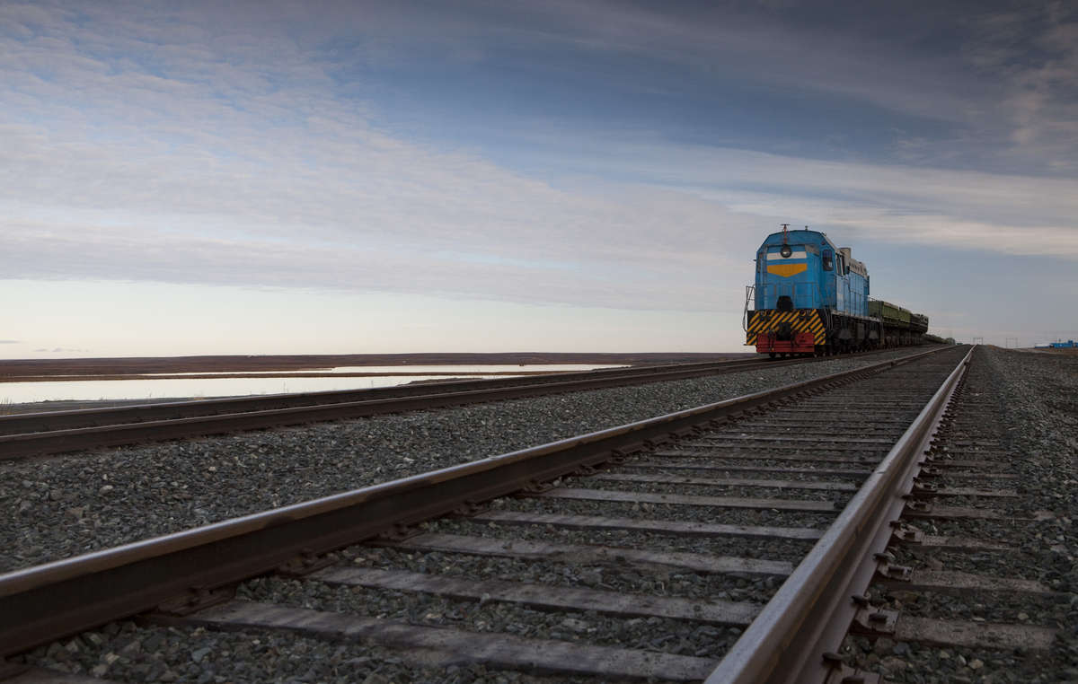 Heute treffen Hirten wie die Nenzen auf ihren Wanderungen auf Pipelines, Bohrtürme und Asphaltstraßen, die die Tundra verändern. Anfang 2011 eröffnete eine gut 500 Kilometer lange Eisenbahnstrecke zwischen Obskaya und Bovanenkovo.