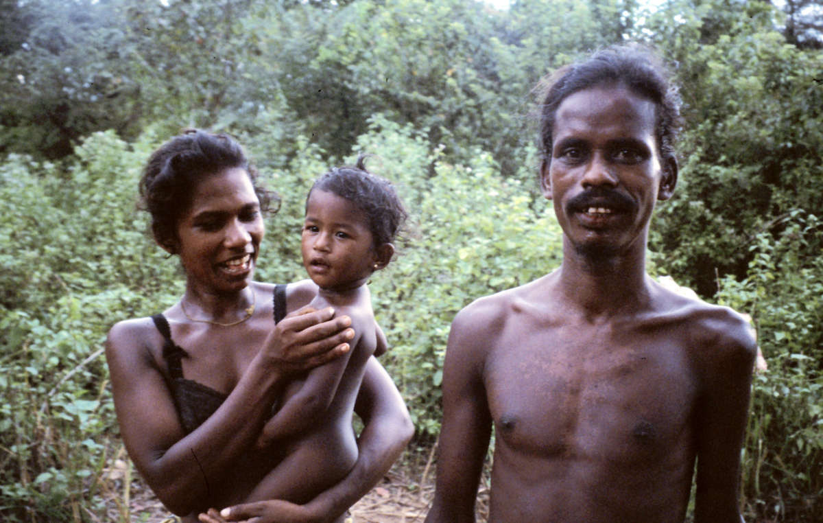 Famille wanniyala-aetto. La tribu veut retourner sur son territoire dans le parc national de Maduru Oya.