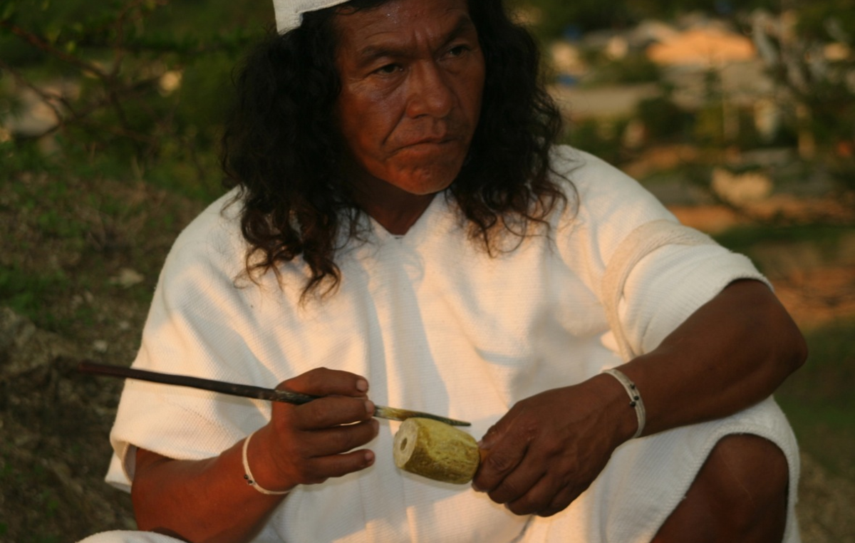 El poporo es un símbolo de madurez y marca de civilización entre los indígenas.
