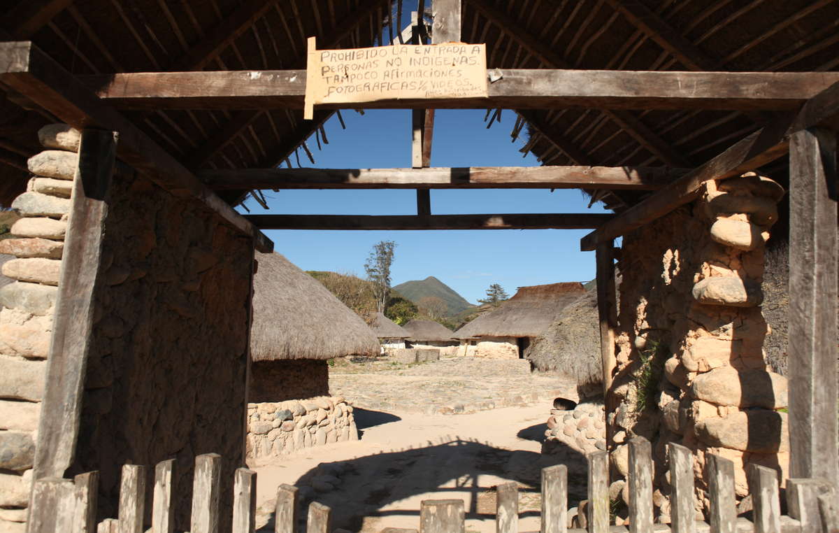 ‘Vietato l’ingresso ai non-Indiani’: cartello affisso all’ingresso di un villaggio arhuaco.