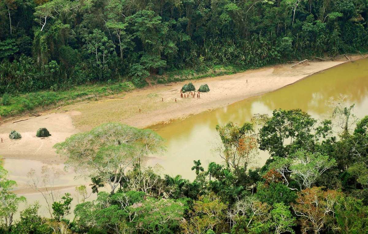 Photo aérienne montrant vingt et un Indiens isolés de la réserve récemment interdite d'accès aux compagnies pétrolières et gazières.