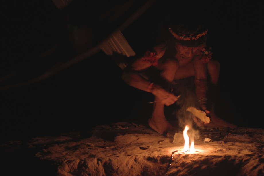 Per illuminare le case di notte, le donne Awá bruciano una resina che estraggono da un albero rosso brasiliano (il maçaranduba). 

Oggi le loro foreste vengono disboscate illegalmente e gli Awá sono diventati "la tribù più minacciata del mondo.":http://www.survival.it/awa Vivono sotto il pericolo costante di estinzione a causa dei violenti attacchi degli invasori illegali e del furto delle loro terre. 