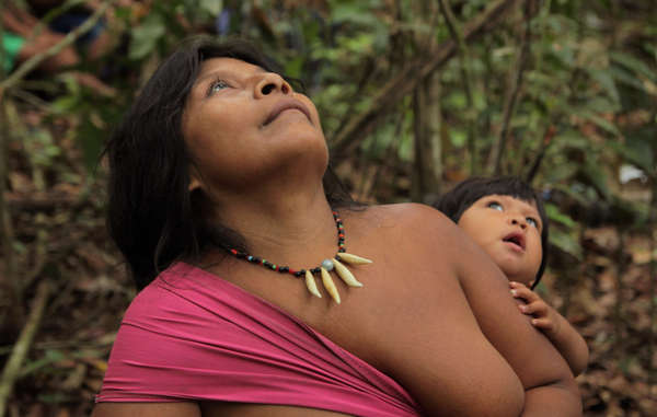 Mulher Awá com seu bebê. Os Awá são a tribo mais ameaçada do mundo.