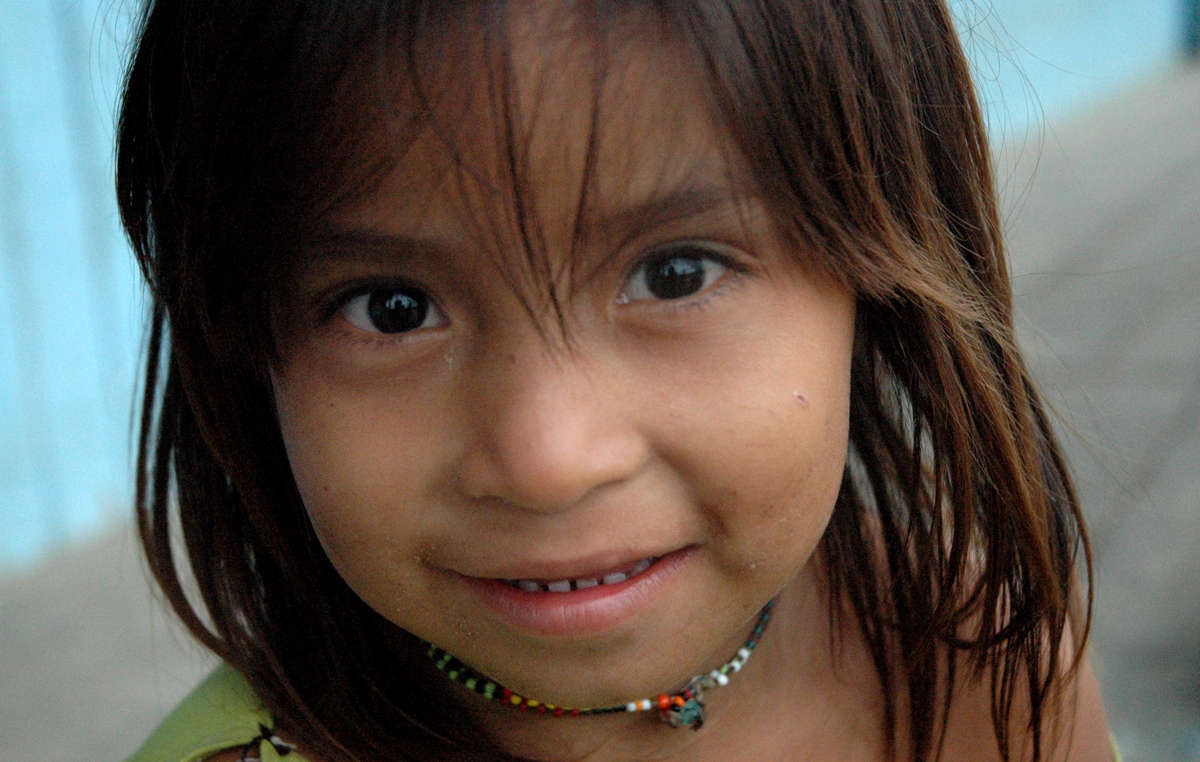 Enfant yaminahua, Pérou. Les Yaminahua vivent à proximité des Indiens isolés murunahua.