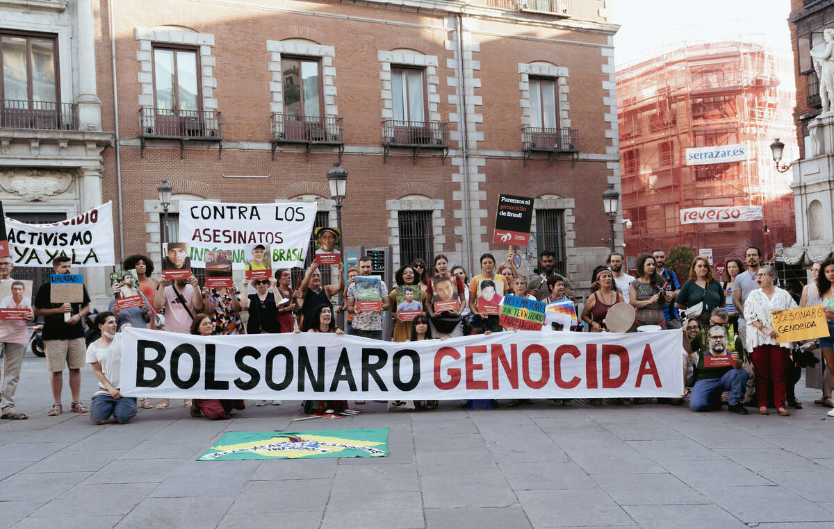 Protesto em Madri, Espanha, durante a visita do presidente da FUNAI Marcelo Xavier.