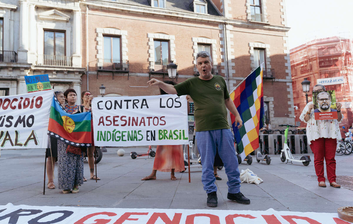 Ricardo Rao, ex-agente da FUNAI, discursa em protesto em Madri, Espanha, durante a visita do presidente da FUNAI Marcelo Xavier.