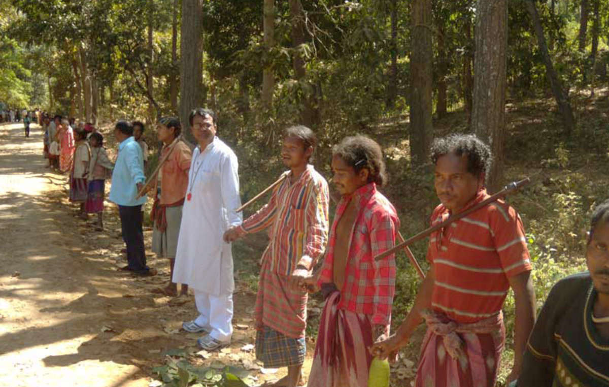Les manifestants forment une chaîne humaine pour protester contre la mine de Vedanta