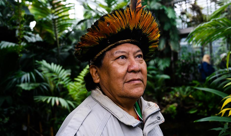 <b>Besuch von Davi Kopenawa Yanomami</b>Im September war Davi Kopenawa Yanomami zu Besuch in Deutschland, um sein Buch "„Der Sturz des Himmels“":https://www.survivalinternational.de/filme/fallender-himmel vorzustellen und auf die Situation der Yanomami aufmerksam zu machen. Survival hat ihn während seiner Reise "begleitet und unterstützt":https://www.instagram.com/p/DATjAZypjmM. In Berlin konnte Davi in Gesprächen mit Politiker*innen und der Presse deutlich machen, dass die Yanomami dringend internationale Solidarität im Kampf gegen den illegalen Goldabbau und die dadurch ausgelöste Gesundheitskrise unter den Yanomami brauchen. Außerdem organisierten wir eine Vorführung des Dokumentarfilms „Holding up the Sky“. Der Film erzählt vom Kampf der Yanomami – angeführt durch Davi – gegen die Politik von Brasiliens Ex-Präsidenten Jair Bolsonaro. Am anschließenden Filmgespräch namen Davi, Vertreter*innen der Munduruku, der Regisseur Pieter van Eecke sowie die Survival-Mitarbeiterin Fiona Watson teil. 