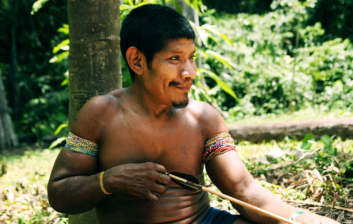Un Awá fabriquant des flèches, Brésil. Les Awá connaissent intimement la forêt et sont d’excellents chasseurs.