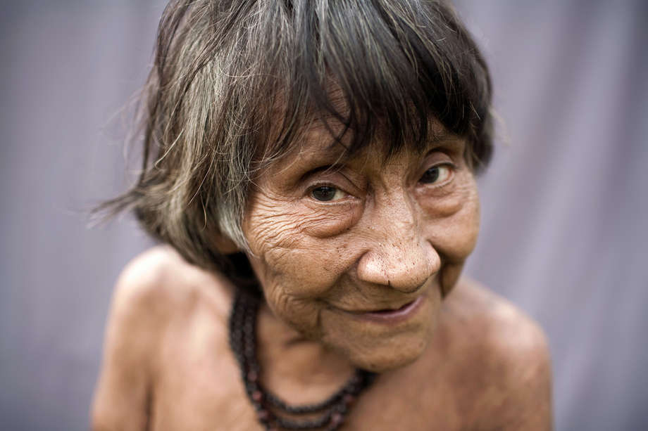 Dans les sociétés industrielles, nombreuses sont les femmes qui combattent encore pour l’égalité des sexes. Cependant, beaucoup de leurs homologues qui appartiennent à des sociétés de chasseurs-cueilleurs ont depuis longtemps le même statut que les hommes. La dépendance mutuelle sur la nourriture - les hommes chassent, les femmes pratiquent la cueillette - a, au fil des générations, favorisé le développement de sociétés égalitaires.

Pour les femmes de la tribu des chasseurs-cueilleurs awá d’Amazonie brésilienne – la tribu considérée comme la plus menacée du monde – le statut d’égalité entre hommes et femmes est tout à fait normal. Certaines femmes awá pratiquent même la polyandrie en ayant simultanément plusieurs époux.

De la même manière, les Hadza, une tribu de chasseurs-cueilleurs du nord de la Tanzanie, considèrent l'égalité hommes-femmes comme normale. Les femmes hadza ont une grande autonomie et participent à part égale avec les hommes à toutes les prises de décisions.

Lorsque les missionnaires catholiques ont débarqué sur les côtes de la péninsule du Labrador-Québec, au nord-est du Canada, beaucoup ont été choqués devant l'indépendance et le pouvoir des femmes innu. A une époque où en Europe les femmes étaient généralement considérées comme inférieures aux hommes, les femmes innu étaient beaucoup plus libres, qu'elles soient mariées ou non. Souvent, elles choisissaient où et quand installer le campement lors de leurs longues migrations à travers les étendues sub-arctiques de leur terre natale _Nitassinan_.
