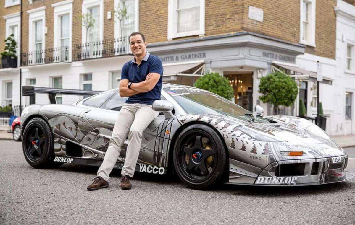 François Perrodo, presidente de Perenco, posa junto a uno de los automóviles de lujo de su gran colección personal.