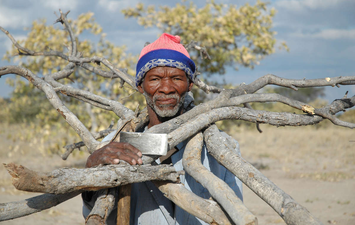Bosquímanos estão sendo presos apesar de seu direito de viver e caçar na Reserva de Caça do Kalahari Central.